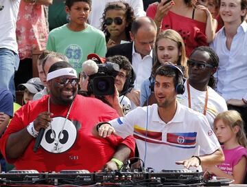 Novak Djokovic se divierte mezclando música en el partido de exhibición previo a Roland Garros.