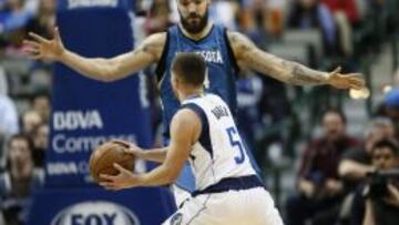 J.J. Barea intenta penetrar ante su excompa&ntilde;ero Nikola Pekovic.