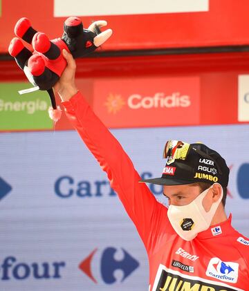 Primoz Roglic con el maillot rojo en el podio de la segunda etapa de La Vuelta a España 2021.