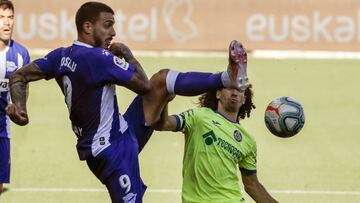 Joselu, ante Cucurella.