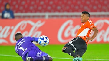 Millonarios' midfielder Oscar Cortes fails to score against Universidad Catolica's goalkeeper Darwin Cuero during the Copa Libertadores stage two first leg football match between Ecuador's Universidad Catolica and Colombia's Millonarios, at the Rodrigo Paz Delgado stadium in Quito, on February 23, 2023. (Photo by Rodrigo BUENDIA / AFP)