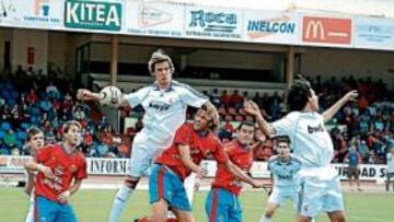 <b>SUPERADOS. </b>Schorch, que regresó a la titularidad, no llega a impedir un remate.