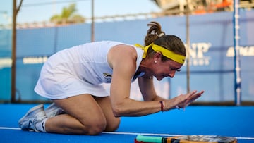 Carolina Navarro besando la moqueta en su último partido como profesional. @silvestreszpylma / Premier Padel