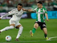 SEVILLA, 24/04/2026.- El delantero francés del Real Madrid, Kylian Mbappé (izda), disputa el balón ante el jugador del Betis Fidalgo, durante el encuentro correspondiente a la jornada 32 de Laliga EA Sports que disputan este viernes Betis y Real Madrid en el estadio de La Cartuja, en Sevilla. EFE/Julio Muñoz