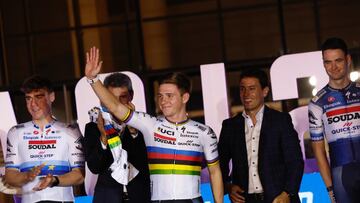 Remco Evenepoel saluda a la afición de San Juan durante la presentación de equipos.