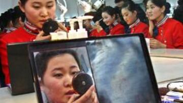 <b>ENTRENAMIENTOS. </b>Muchas jóvenes chinas pasan ya exigentes entrenamientos para formar parte del equipo de protocolo de los Juegos.