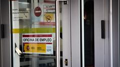 Entrada de unaa oficina del SEPE, a 2 de marzo de 2023, en Madrid (España). El número de parados registrados en las oficinas de los servicios públicos de empleo subió en 2.618 personas en febrero en relación al mes anterior (+0,09%) tras el fin de la campaña de rebajas e impulsado por el crecimiento del desempleo entre jóvenes, mujeres y extranjeros. Además, la contratación indefinida sube un 55,6% en el último año y supone el 45,4% del total, mientras que la temporal se reduce un 47,5%
02 MARZO 2023;DESEMPLEO;JÓVENES;MUJERES;EXTRANJEROS;FEBRERO;DESEMPLEO
Jesús Hellín   / Europa Press
02/03/2023