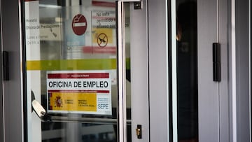 Entrada de unaa oficina del SEPE, a 2 de marzo de 2023, en Madrid (España). El número de parados registrados en las oficinas de los servicios públicos de empleo subió en 2.618 personas en febrero en relación al mes anterior (+0,09%) tras el fin de la campaña de rebajas e impulsado por el crecimiento del desempleo entre jóvenes, mujeres y extranjeros. Además, la contratación indefinida sube un 55,6% en el último año y supone el 45,4% del total, mientras que la temporal se reduce un 47,5%
02 MARZO 2023;DESEMPLEO;JÓVENES;MUJERES;EXTRANJEROS;FEBRERO;DESEMPLEO
Jesús Hellín   / Europa Press
02/03/2023