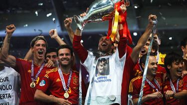 KIEV, UKRAINE - JULY 01: Sergio Ramos (C) of Spain lifts the trophy next to team-mates Fernando Torres, Juan Mata, Andres Iniesta and David Silva as they celebrates following victory in the UEFA EURO 2012 final match between Spain and Italy at the Olympic