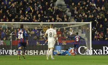 El jugador del Levante, Roger, marca el 1-1.