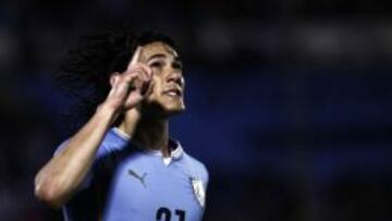 MON04. MONTEVIDEO (URUGUAY), 06/06/2015.- Edinson Cavani de Uruguay celebra tras anotar un gol ante Guatemala hoy, s&aacute;bado 6 de junio de 2015, durante un partido amistoso previo a la Copa Am&eacute;rica 2015, en el estadio Centenario de Montevideo (