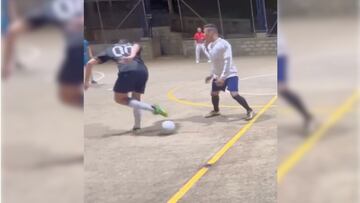 El imperdible caño en un partido de futbol de barrio