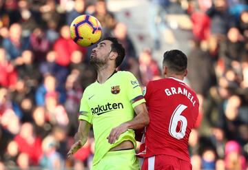 El jugador del Barcelona, Sergio Busquets, trata de controlar el balón con la cabeza ante el jugador del Girona, Granell. 