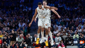 Tavares y Hezonja festejan una acción.