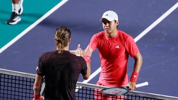 Tennis - Mexican Open - Arena GNP Seguros, Acapulco, Mexico - February 26, 2025  Learner Tien of the U.S. shakes hands with Germany's Alexander Zverev after winning his round of 16 match REUTERS/Henry Romero