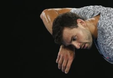 Grigor Dimitrov también sufre los estragos del esfuerzo y del calor sudando en abundancia.