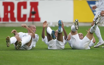 Roberto Carlos y Robinho celebraron con Ronaldo el gol del mítico delantero carioca al Alavés en 2005 de esta manera tan curiosa que se hizo llamar "la celebración de la cucaracha". 