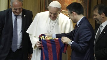 El Barcelona entrega al Papa una camiseta de Messi