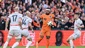 Netherlands' forward #10 Memphis Depay (C) fights for the ball with Iceland's midfielder Johann Gudmundsson (R) during the International friendly football match between Netherlands and Iceland at the Feyenoord Stadium, in Rotterdam, on June 10, 2024. (Photo by JOHN THYS / AFP)
