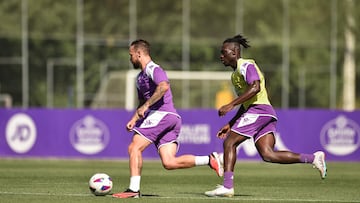 Iván Sánchez, perseguido por Frimpong, en un entrenamiento.