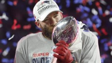 New England Patriots, campeones de la XLIX Super Bowl. Julian Edelman besa el trofeo Vince Lombardi.