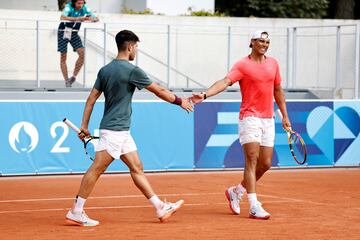 Carlos Alcaraz y Rafa Nadal realizan su primer entrenamiento de dobles en la pista 2 de Roland Garros.