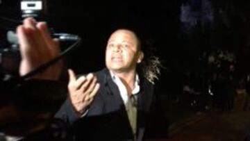 El padre de Neymar, agrediendo a los medios de comunicación.