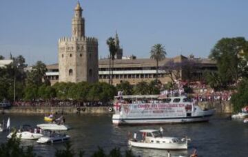 Los jugadores del Sevilla de paseo en barco por el río Guadalquivir.