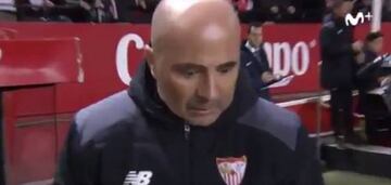 Sampaoli stares at te ground hoping for a hole to open up so he can fall into it.