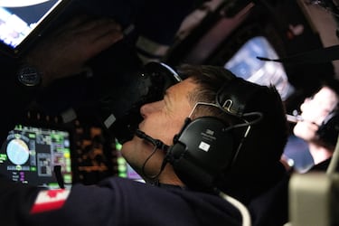 El astronauta de la Agencia Espacial Canadiense (CSA) y especialista de la misión Artemis II, Jeremy Hansen, toma fotografías a través de la ventana de la nave espacial Orion durante el sobrevuelo de la Luna por la tripulación de Artemis II. 