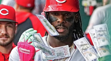 El campocorto dominicano de los Cincinnati Reds, Elly de la Cruz, arroja réplicas de billetes de 100 dólares para clebrar un home run en solitario en la cuarta entrada del partido de la MLB frente a los Kansas City Royals, disputado en el Kauffman Stadium de Kansas, Missouri. Un despilfarro más que justificado, ya que los Reds se impusieron por 4-7.
