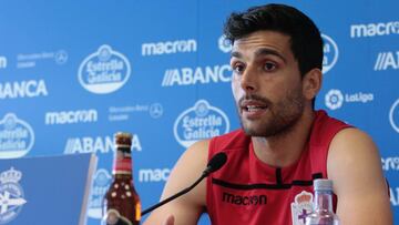 Eneko Bóveda dio su primera rueda de prensa de este verano y confirmó que sigue en el Deportivo.