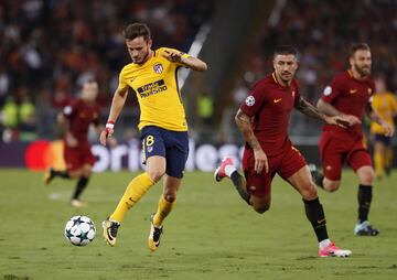 Saúl con el balón.