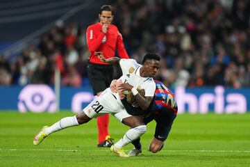 Jugada entre Vinicius y De Jong que acaba en tarjeta amarilla para el brasile?o.