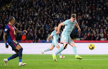 1-2. Contraataque del Atlético de Madrid. Rodrigo de Paul abre desde el medio del campo a Nahuel Molina por la banda derecha, el defensa argentino saca un centro raso, al corazón del área del Barcelona, y Aleksander Sorloth remata con la pierna izquierda para superar a Iñaki Peña en el descuento.