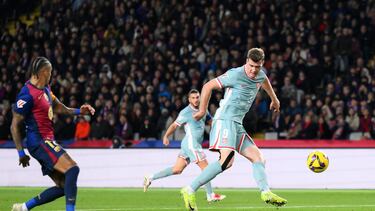 1-2. Contraataque del Atlético de Madrid. Rodrigo de Paul abre desde el medio del campo a Nahuel Molina por la banda derecha, el defensa argentino saca un centro raso, al corazón del área del Barcelona, y Aleksander Sorloth remata con la pierna izquierda para superar a Iñaki Peña en el descuento.