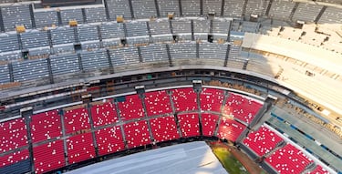 En cuanto a las gradas, sólo en la sección oriente se hizo la reconstrucción y reconfiguración de éstas. En el resto de zonas se llevan a cabo labores de limpieza y resanado de la estructura. 