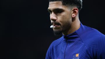 Manchester (United Kingdom), 23/02/2023.- Ronald Araujo of Barcelona reacts prior to the UEFA Europa League play-off, 2nd leg match between Manchester United and FC Barcelona in Manchester, Britain, 23 February 2023. Manchester United won 2-1 and knocked Barcelona out of the competition. (Reino Unido) EFE/EPA/Adam Vaughan