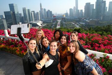 Las tenistas Petra Kvitova, Naomi Osaka, Elina Svitolina, Ashleigh Barty, Simona Halep, Bianca Andreescu, Belinda Bencic y Karolina Pliskova se hacen un selfie con la ciudad de Shenzhen al fondo. 