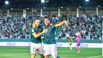 Heber felicita a Álvaro Giménez por su gol al Zaragoza.