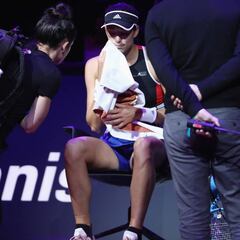 Muguruza se retira entre silbidos en un día con tres abandonos