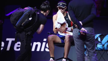 Muguruza se retira entre silbidos en un d¨ªa con tres abandonos