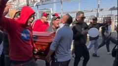 Fanáticos de Colo Colo ingresan cortejo de hincha fallecido al Monumental