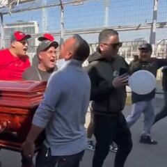 Fanáticos de Colo Colo ingresan cortejo de hincha fallecido al Monumental