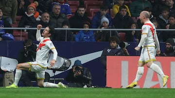 MADRID, 02/01/2024.-El delantero del Rayo Vallecano Sergio Camello (i), celebra su gol contra el Getafe durante el partido de la jornada 19 de LaLiga EA Sports este martes en el estadio Cívitas Metropolitano en Madrid.- EFE/ Kiko Huesca
