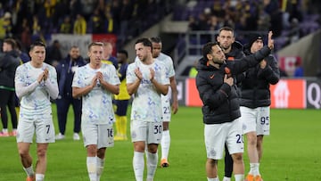 Soccer Football - UEFA Champions League - Union Saint-Gilloise v Inter Milan - Lotto Park, Brussels, Belgium - October 21, 2025 Inter Milan's Piotr Zielinski, Davide Frattesi, Carlos Augusto and Hakan Calhanoglu applaud fans after the match REUTERS/Yves Herman
