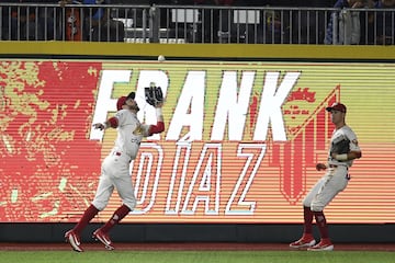 Los Diablos Rojos derrotaron 13-11 a los Tigres de Quinta Roo para clasificar a la final de la Zona Sur en la LMB. La afición vibró con la victoria de los locales.