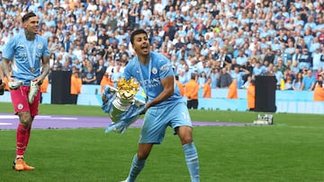 The Manchester City midfielder spoke to AS about the recent Premier League success, the disaster against Real Madrid and what working with Guardiola is like