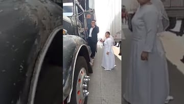 Vídeo: Novios se quedan atrapados en la carretera y deciden hacer su sesión fotográfica entre camiones