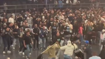 Batalla entre barristas en concierto de Damas Gratis en el Movistar Arena